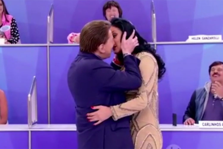 Silvio Santos simula beijo em Helen Ganzarolli