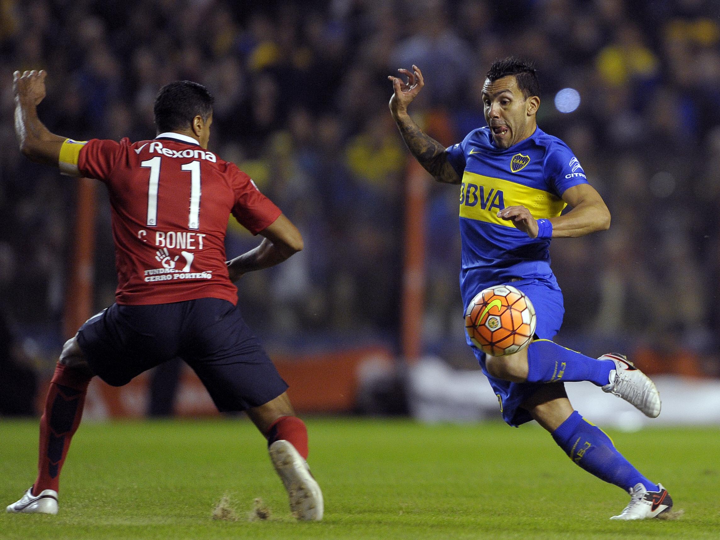 Arturo Mina, do Independiente Del Valle, disputa bola com Carlos Tevez, do Boca Juniors