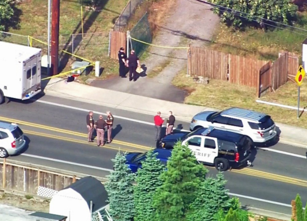 Policiais próximos ao local onde quatro pessoas foram baleadas, no condado de Thurston, Washington
