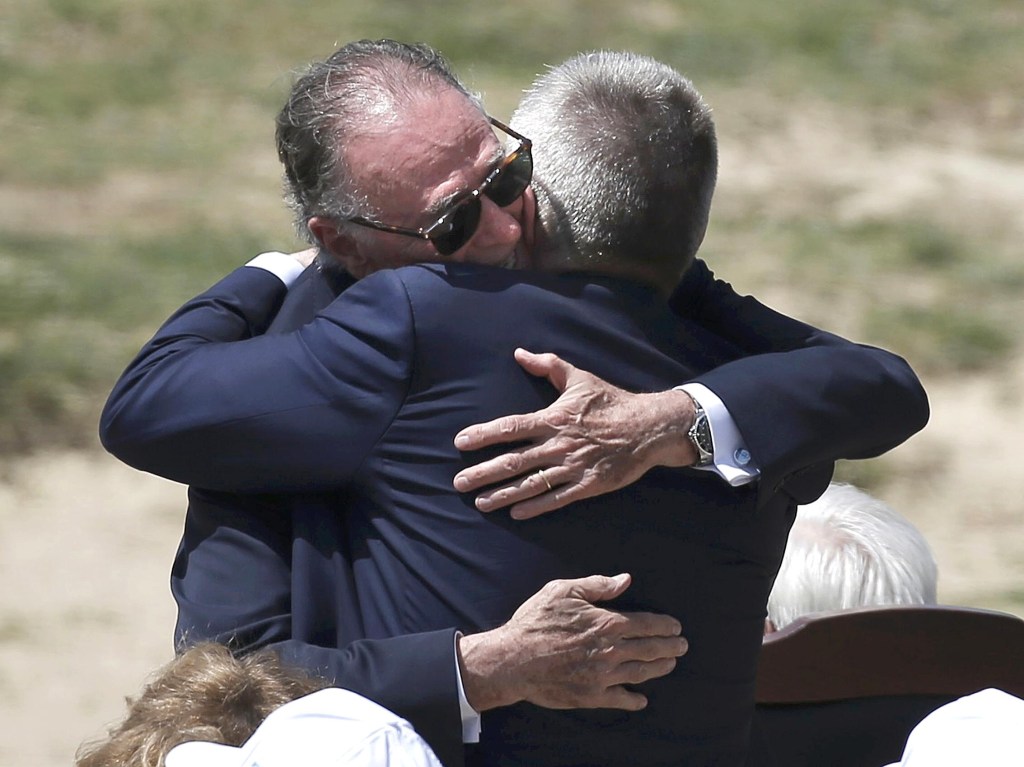 O presidente do COI, o alemão Thomas Bach e o presidente do Comitê Olímpico do Brasil (COB), Carlos Arthur Nuzman, se abraçam durante cerimônia em Olímpia, na Grécia