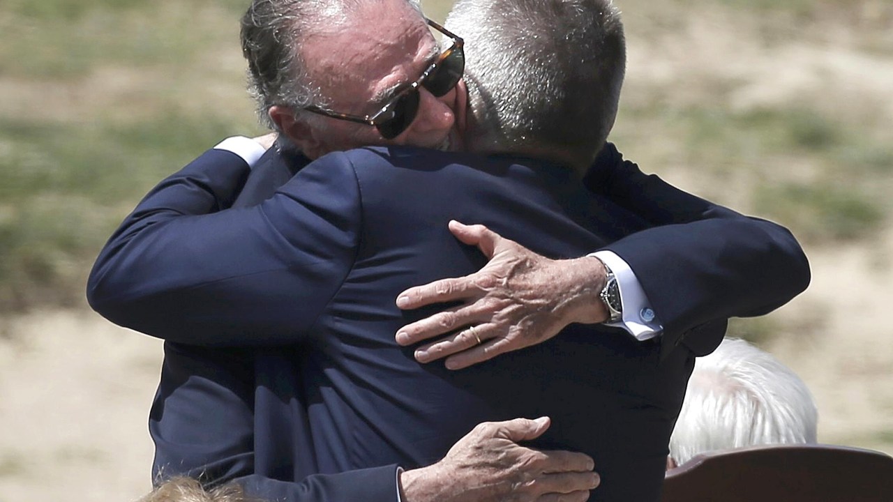 O presidente do COI, o alemão Thomas Bach e o presidente do Comitê Olímpico do Brasil (COB), Carlos Arthur Nuzman, se abraçam durante cerimônia em Olímpia, na Grécia
