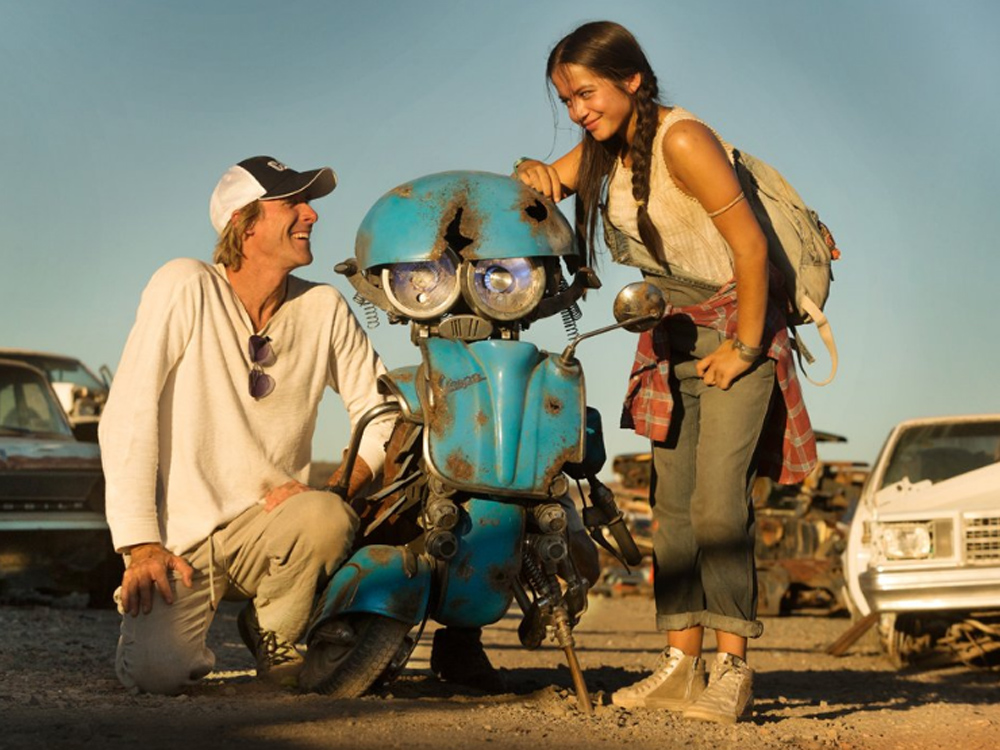 O diretor Michael Bay com a atriz Isabela Moner e o personagem Squeeks, nas gravações do quinto filme da franquia ‘Transformers’