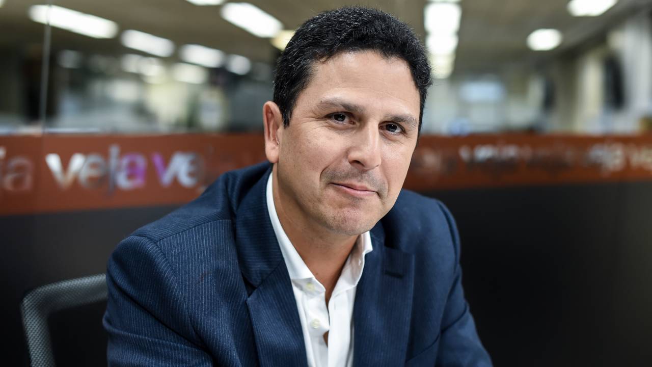 "Nosso esforço e nosso compromisso é de, mês a mês, dar passos seguros para fazer com que os contratos que foram assinados tenham o devido fluxo de pagamentos", disse Araújo