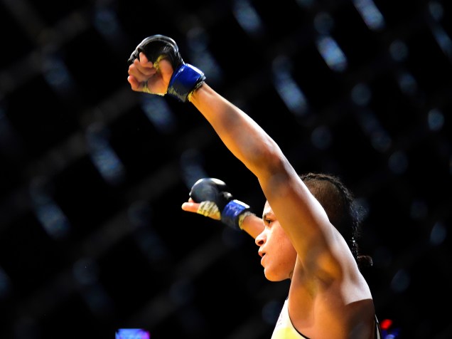 Amanda Nunes vence Miesha Tate durante o UFC 200, na arena T-Mobile, em Las Vegas (EUA), na noite deste sábado (09)