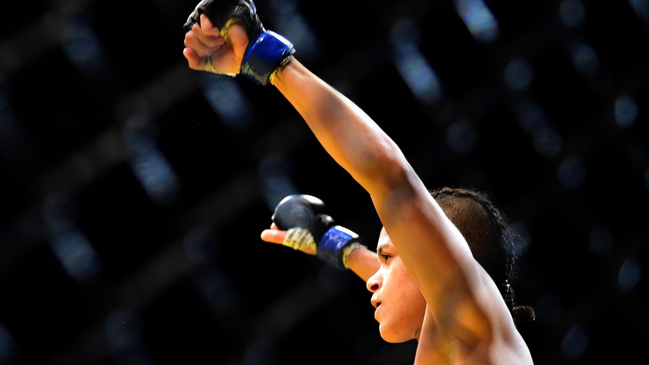 Amanda Nunes vence Miesha Tate durante o UFC 200, na arena T-Mobile, em Las Vegas (EUA), na noite deste sábado (09)