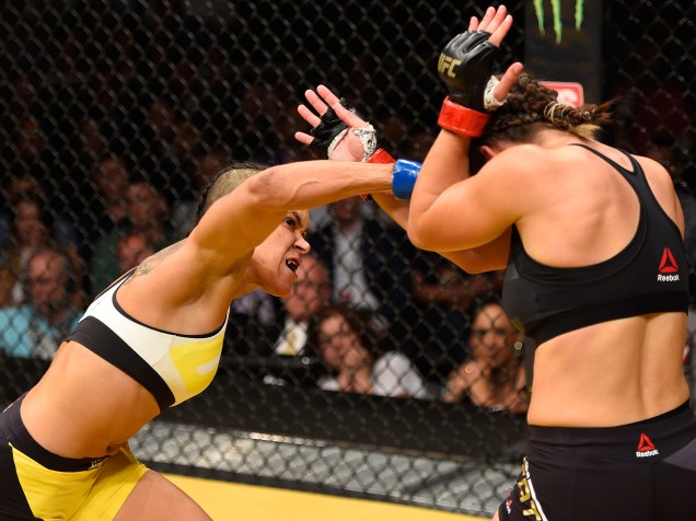 Amanda Nunes vence Miesha Tate durante o UFC 200, na arena T-Mobile, em Las Vegas (EUA), na noite deste sábado (09)