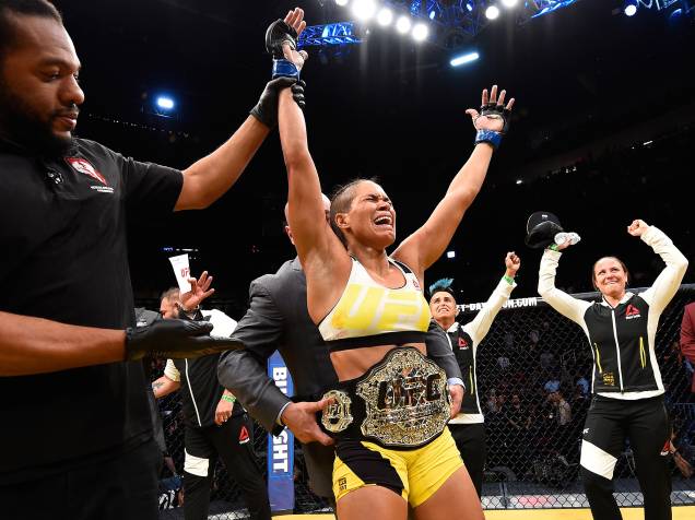 Amanda Nunes vence Miesha Tate durante o UFC 200, na arena T-Mobile, em Las Vegas (EUA), na noite deste sábado (09