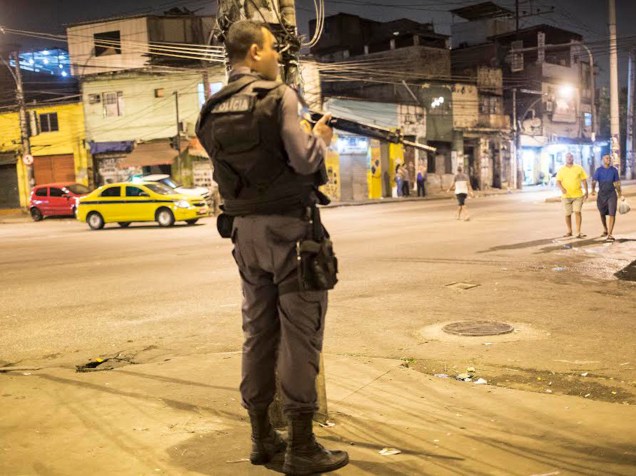 Avenida Dom Helder Câmara, em frente à Cidade da Polícia Civil, meia noite: policiais tentam patrulhar a região para evitar a travessia de bandidos entre Jacarezinho e Manguinhos, que voltou a ser constante, apesar das UPPs instaladas na região