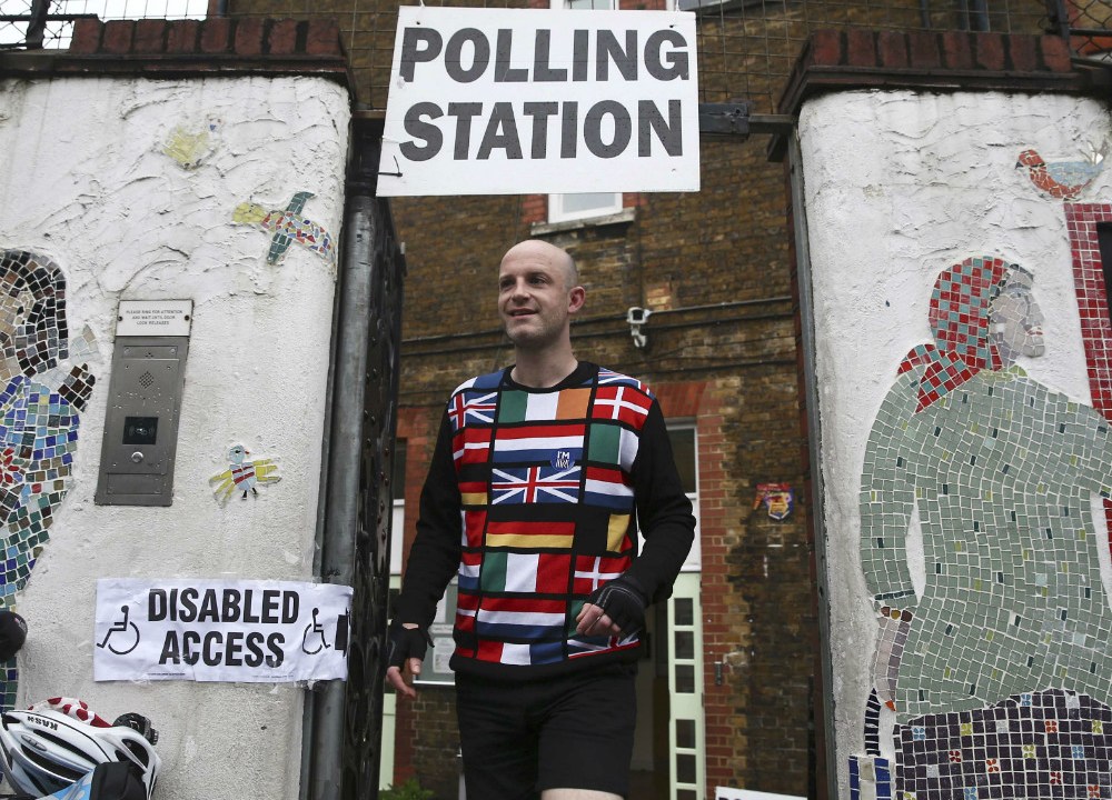 Um eleitor vestido com as bandeiras europeias deixa o local de votação, em Londres