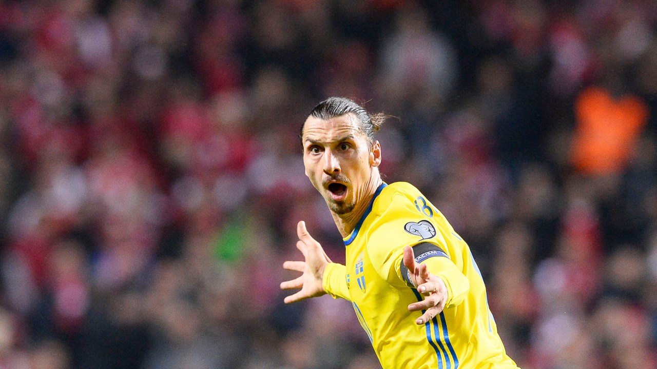 O jogador Zlatan Ibrahimovic comemora gol pela seleção sueca