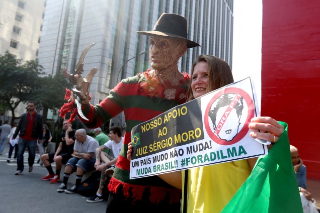 Manifestantes se reúnem na Avenida Paulista, em São Paulo, para manifestar apoio ao juíz Sergio Moro