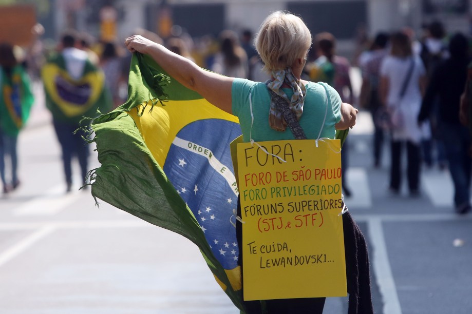 Manifestantes se reúnem na Avenida Paulista, em São Paulo, para manifestar apoio ao juíz Sergio Moro