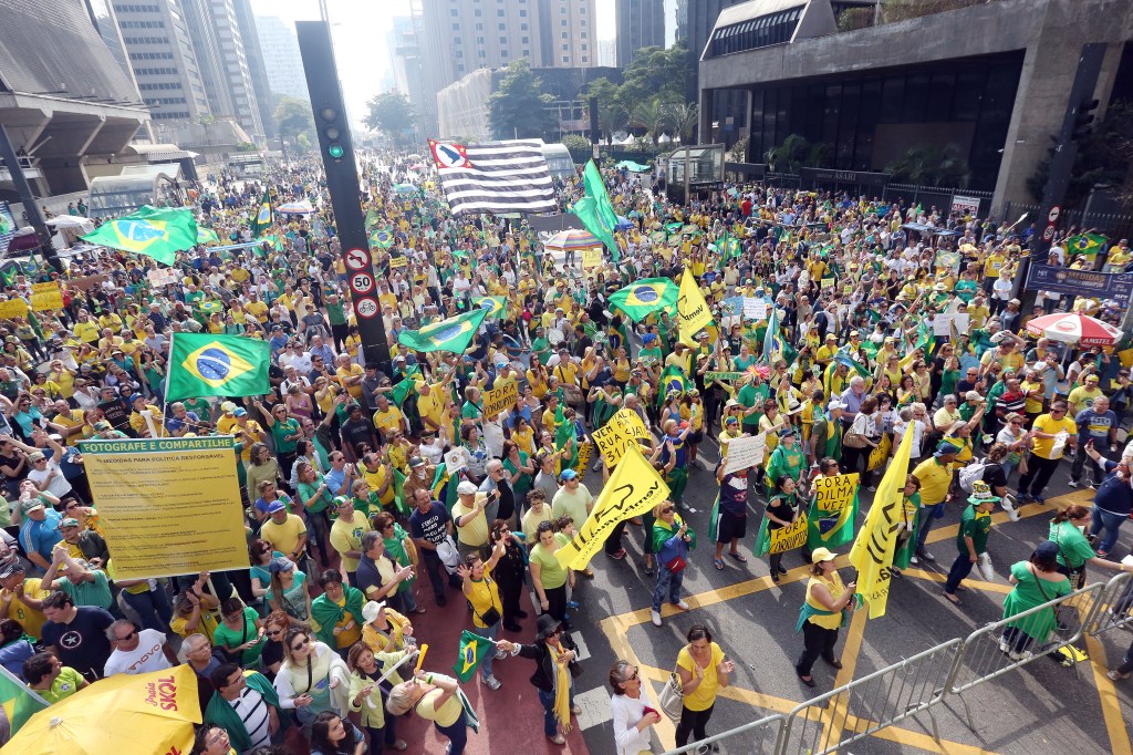 Manifestantes se reúnem em São Paulo, na Avenida Paulista, para protestar contra a corrupção e a favor do impeachment da presidente afastada Dilma Rousseff