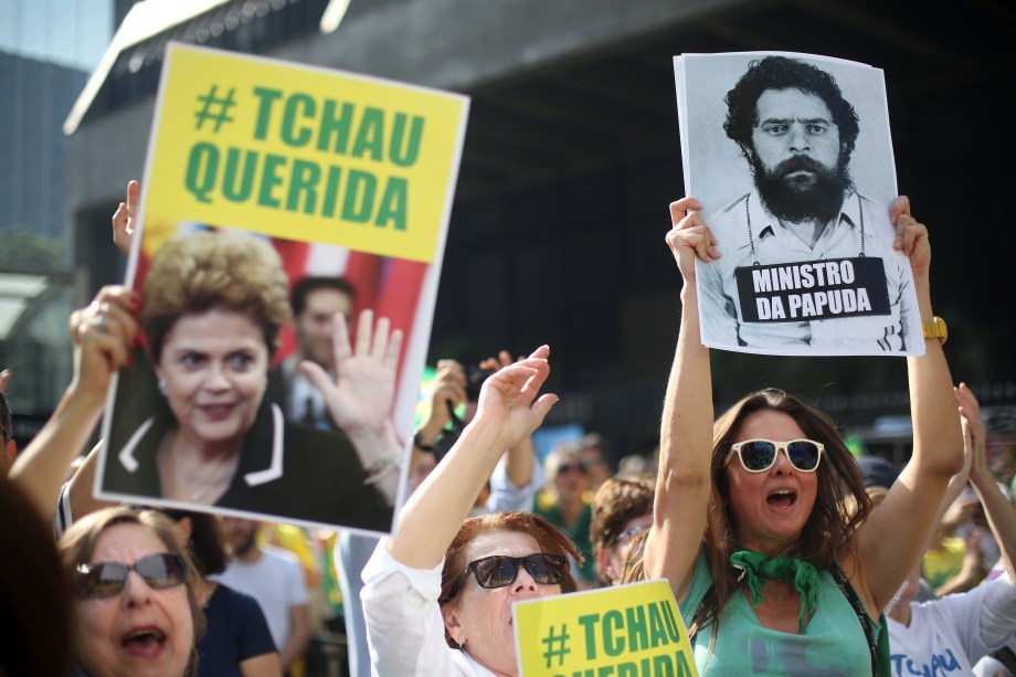 Manifestantes se reúnem em São Paulo, na Avenida Paulista, para protestar contra a corrupção e a favor do impeachment da presidente afastada Dilma Rousseff