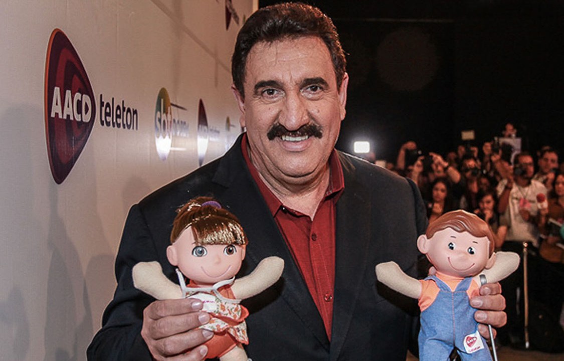 O apresentador Ratinho posa para fotos com os bonecos Tonzinho e Nina durante participação no Teleton 2015