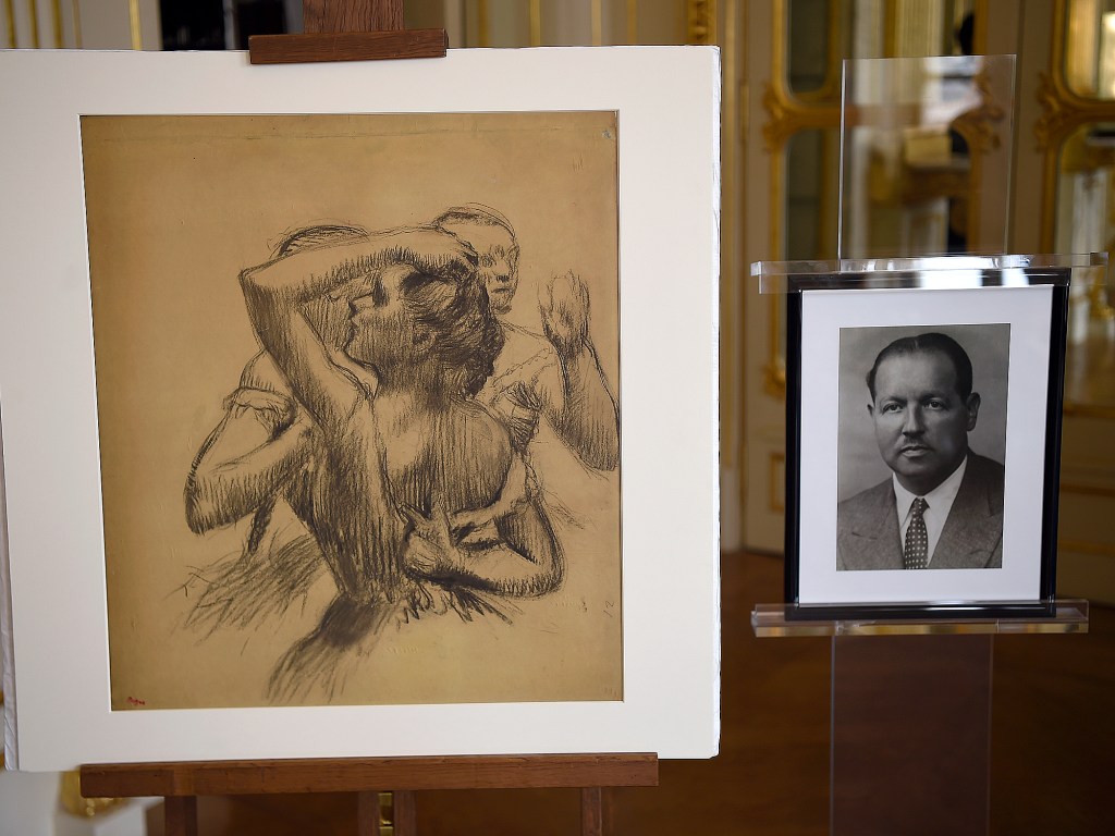 Desenho 'Busto de Três Bailarinas' de Edgar Degas em exposição no Ministério da Cultura, em Paris