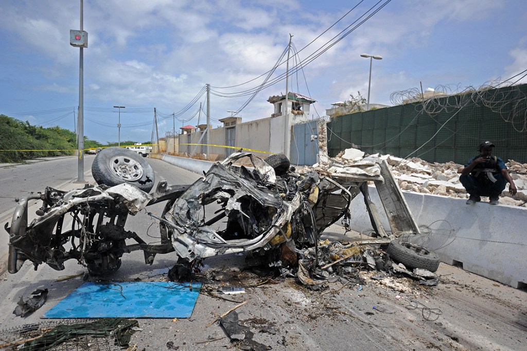 Soldados da Somália montam guarda após um ataque suicida com carro-bomba em Mogadício