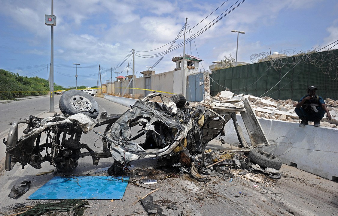 Soldados da Somália montam guarda após um ataque suicida com carro-bomba em Mogadício