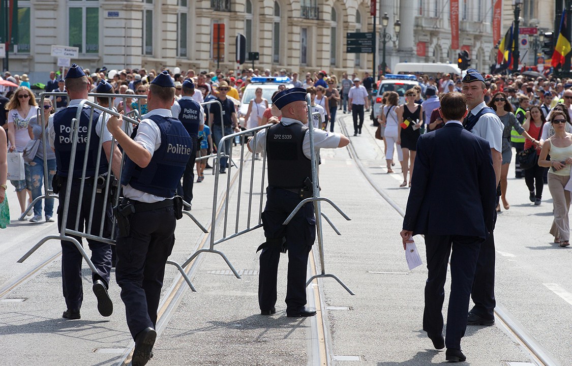 Policiais bloqueiam rua por suspeita de ataque terrorista em Bruxelas, Bélgica