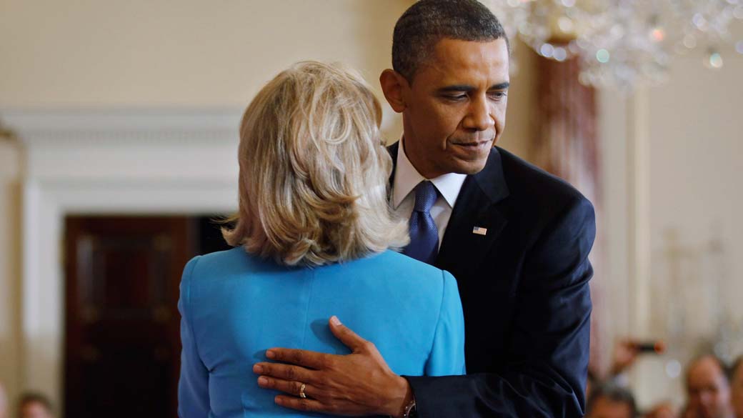 Barack Obama abraça Hillary Clinton em Washington