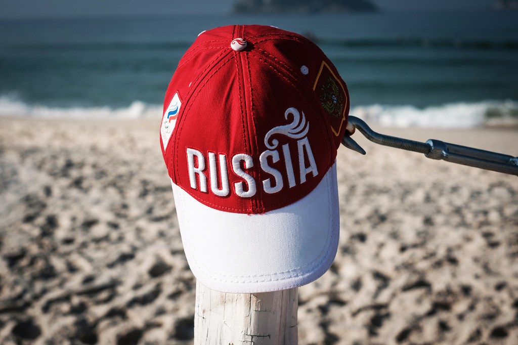 Vista de um boné da Rússia na praia Pepe, no Rio de Janeiro - 26/07/2016