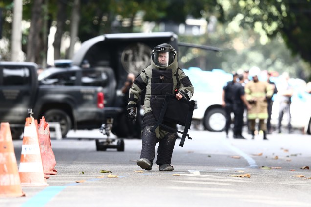 Esquadrão antibombas da Polícia Civil do Rio de Janeiro foi acionado após uma mala ser abandonada em um ponto de ônibus no Leblon - 18/07/2016