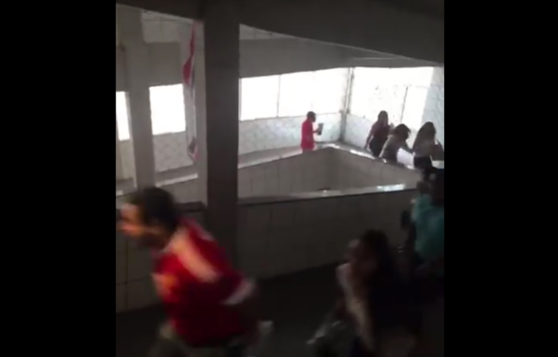 Pessoas correm após ameaça de bomba em exame da OAB, no Centro Universitário Unijorge, em Salvador (BA)