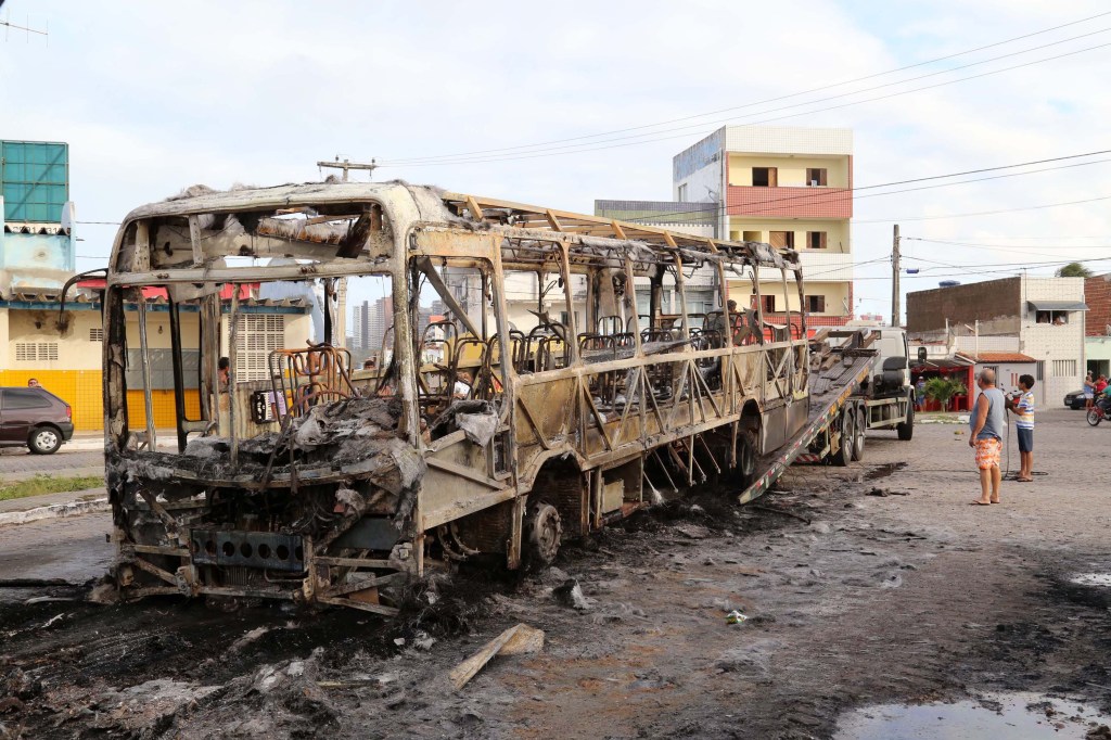 Bandidos queimam ônibus e postos policiais em Natal, no Rio Grande do Norte