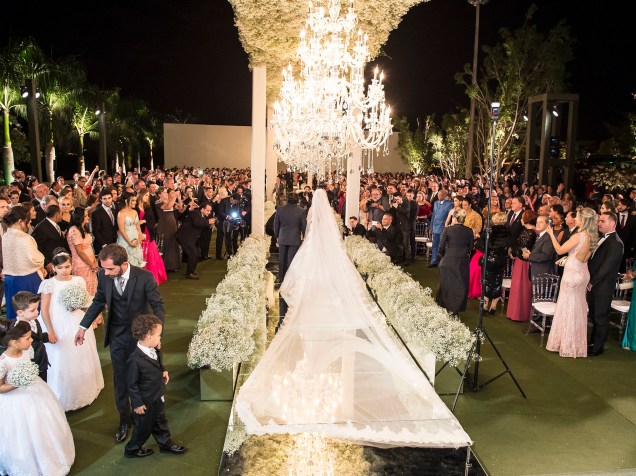 A noiva usou vestido bordado com fios de pérolas e véu de 8 metros de comprimento