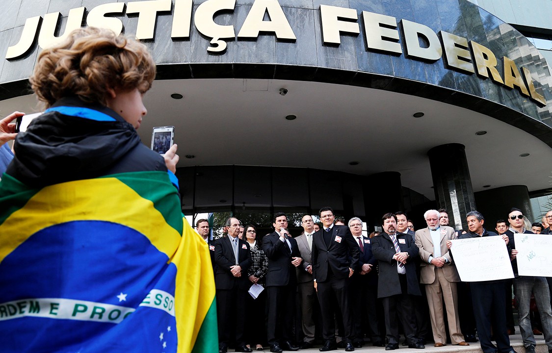 O juiz federal Sérgio Moro, participa de manifestação em Curitiba (PR), com outros juízes, contra a lei que torna crime abuso de autoridade - 28/07/2016