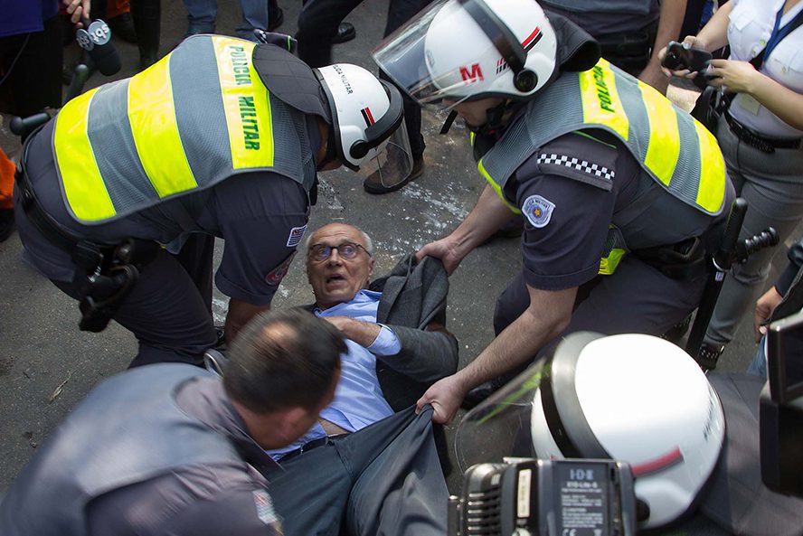 Ex-senador Eduardo Suplicy é detido pela Polícia Militar durante reintegração de posse na Cidade Educandário, na região da Raposo Tavares, em São Paulo