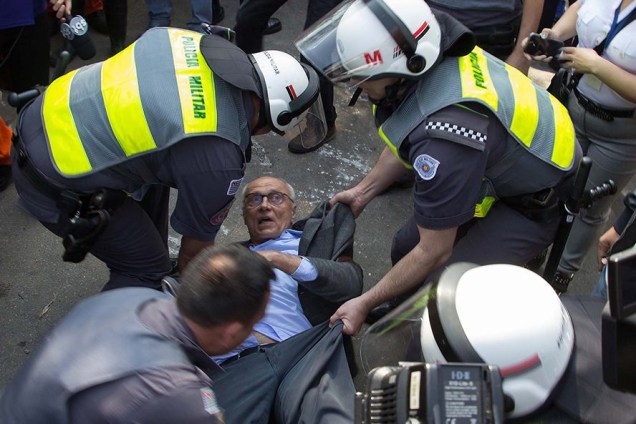 Ex-senador Eduardo Suplicy é detido pela Polícia Militar durante reintegração de posse na Cidade Educandário, na região da Raposo Tavares, em São Paulo - 25/07/2016