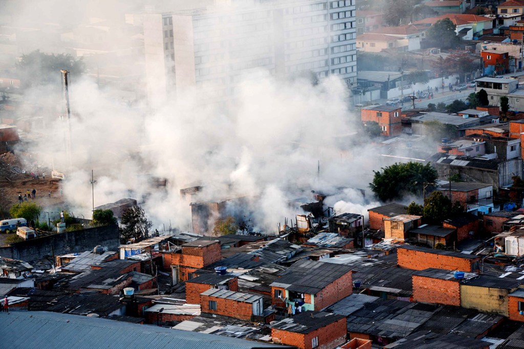 Incêndio atinge vários barracos da Favela Alba, na região do Jabaquara, na zona sul de São Paulo