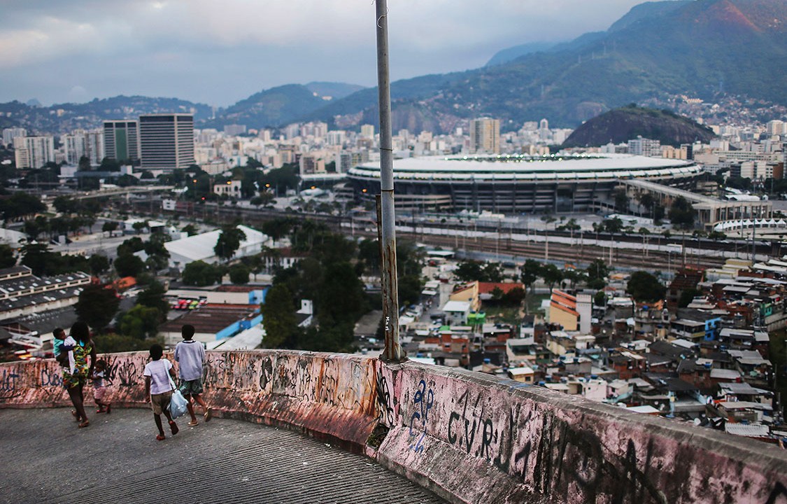O Estádio do Maracanã é visto da comunidade da Mangueira, no Rio