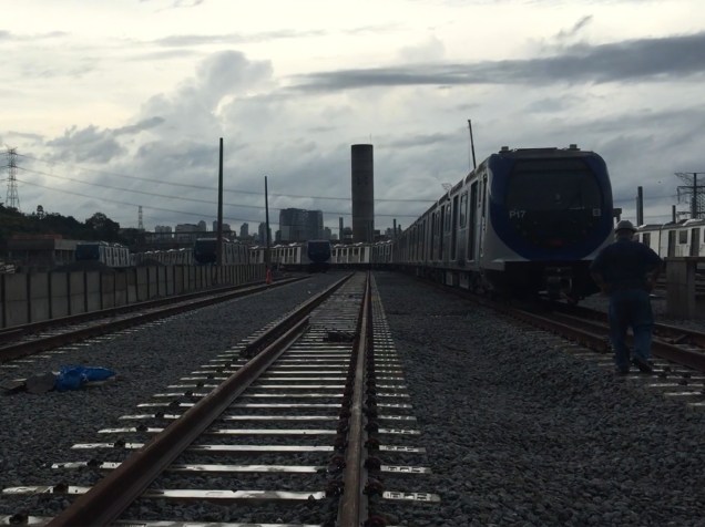 Trens que deveriam operar na<em> </em>linha 5 – lilás do METRÔ, são vistos parados em pátios, em São Paulo