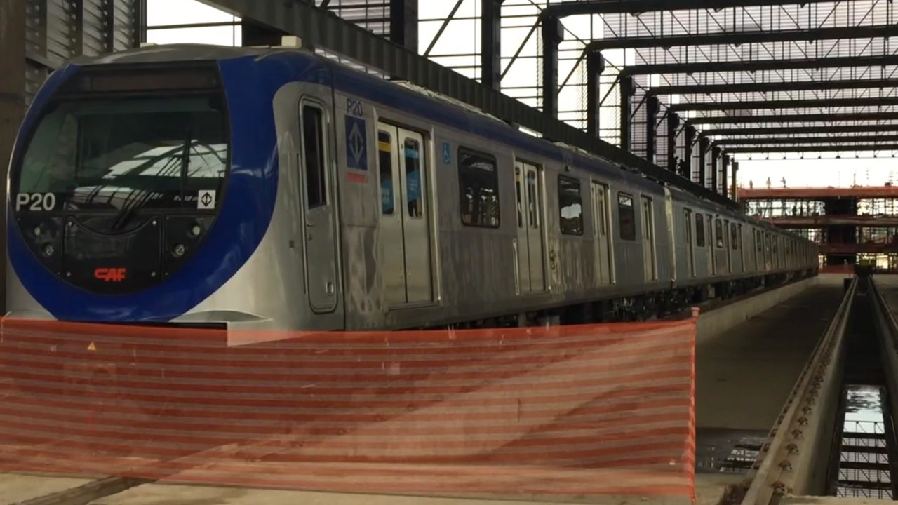 Trens que deveriam operar na linha 5 – lilás do METRÔ, são vistos parados em pátios, em São Paulo