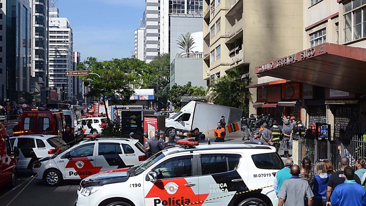 Polícia cerca loja na Avenida Paulista onde um homem mantém uma mulher refém, em São Paulo
