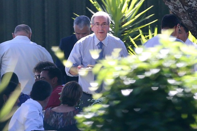 O deputado Eduardo Cunha promove churrasco para funcionários e seguranças em sua residência oficial, em Brasília