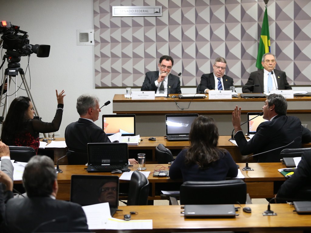 A advogada Janaína Paschoal discute com o senador Lindbergh Farias (PT-RJ), durante sessão da Comissão Especial do Impeachment, em Brasília