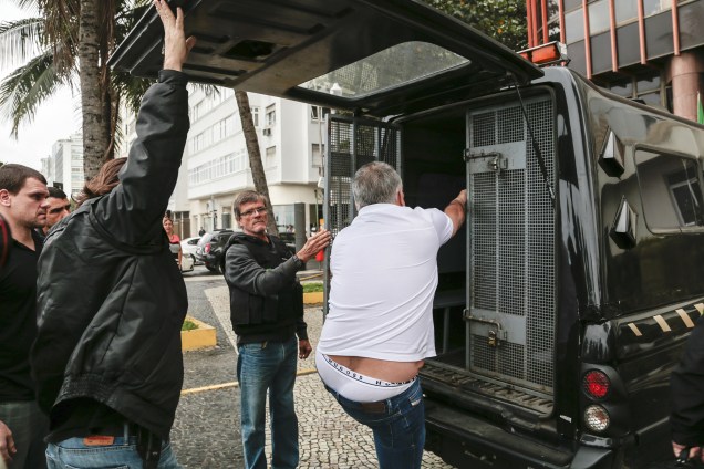 Carlinhos Cachoeira entra na viatura da Polícia Federal ao ser detido no Hotel Porto Bay, em Copacabana na Zona Sul do Rio de Janeiro - 28/07/2016