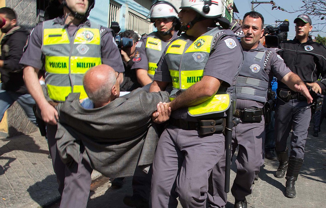 Ex-senador Eduardo Suplicy é detido pela Polícia Militar durante reintegração de posse na Cidade Educandário, na região da Raposo Tavares, em São Paulo