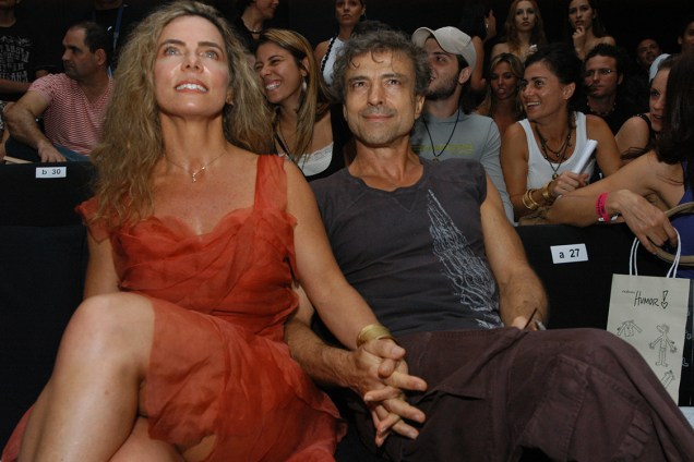 Bruna Lombardi e Carlos Alberto Riccelli, assistem ao desfile da Zoomp, na São Paulo Fashion Week, no Pavilhão da Bienal, Parque do Ibirapuera