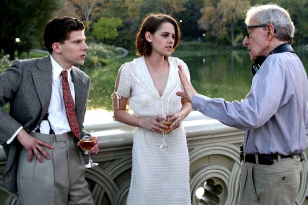 Kristen Stewart e Jesse Eisenberg conversam com Woody Allen durante gravações do filme Café Society