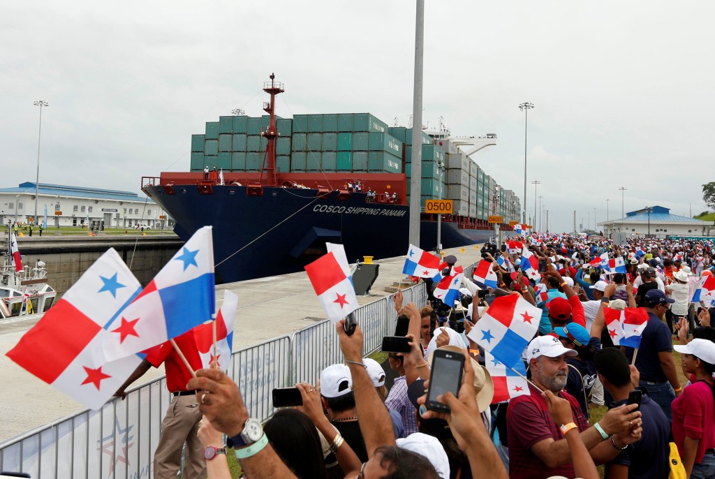 Panamenhos agitam bandeiras do país durante a passagem de Andronikos, embarcação que inaugura a ampliação do canal