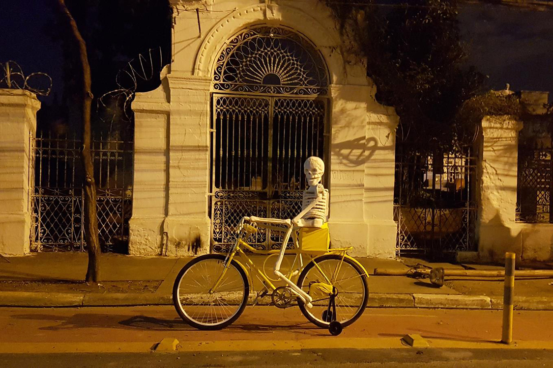Silvio Santos prepara pegadinha com caveira ciclista