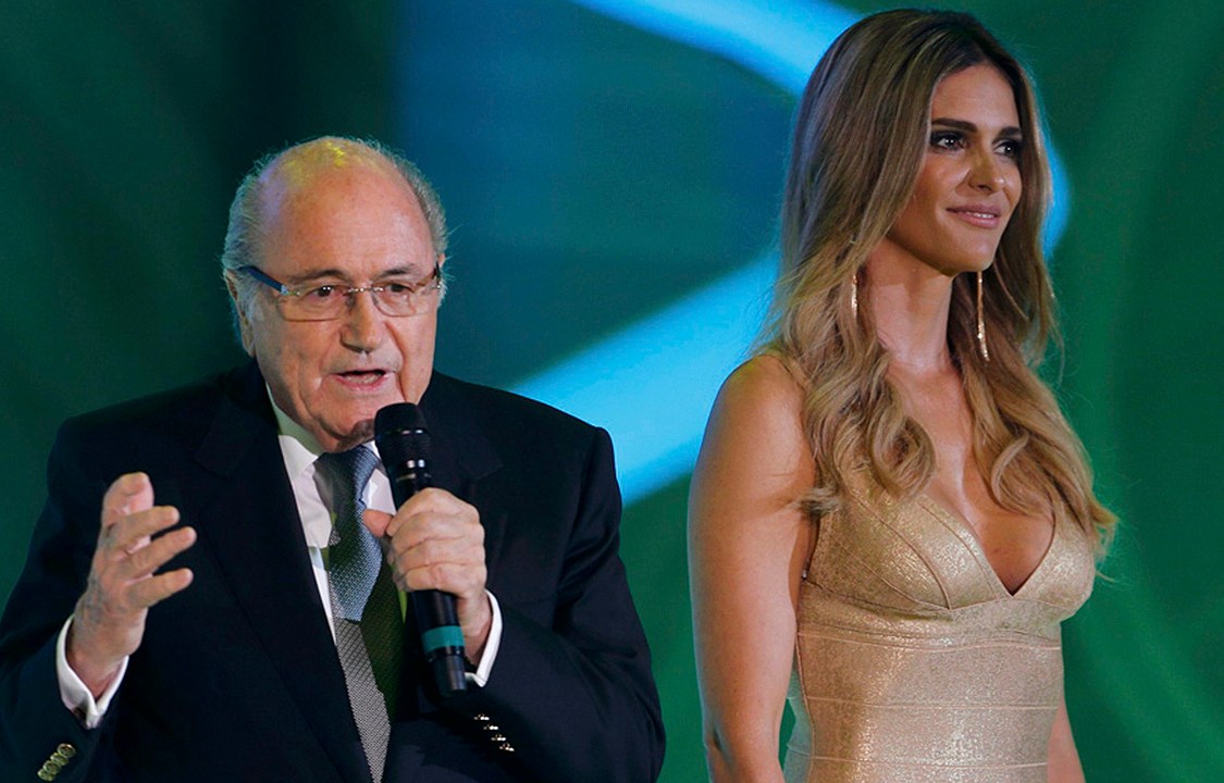 Fernanda Lima ao lado de Joseph Blatter, durante a durante sorteio dos grupos da Copa de 2014
