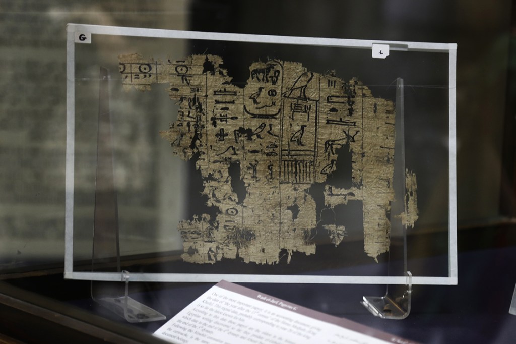 Papiro egípcio mais antigo do mundo é exposto no Museu Egípcio em Cairo. O papiro foi descoberto em Wadi, no Egito