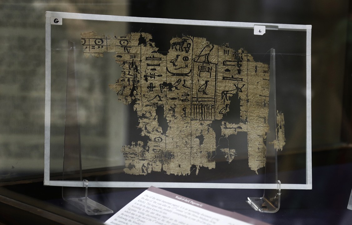 Papiro egípcio mais antigo do mundo é exposto no Museu Egípcio em Cairo. O papiro foi descoberto em Wadi, no Egito