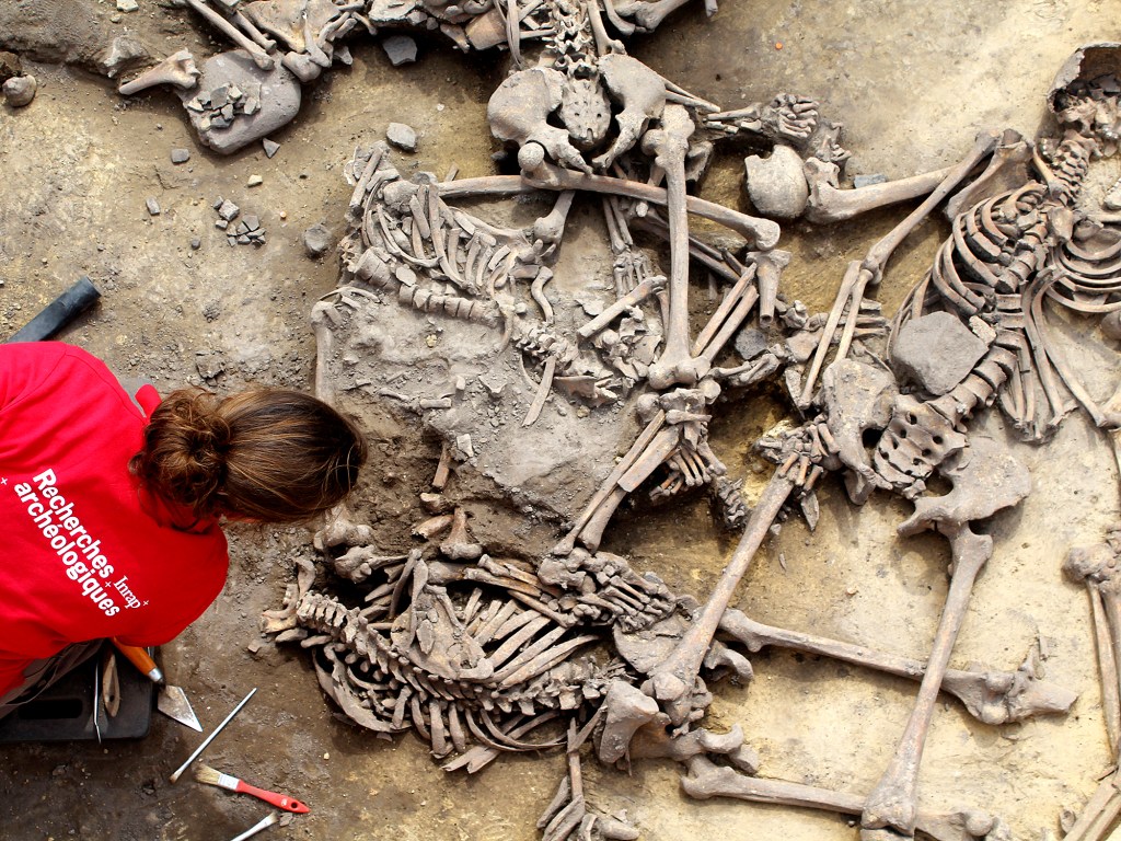 Ossadas encontradas no sítio arqueológico de Achenheim, no nordeste da França