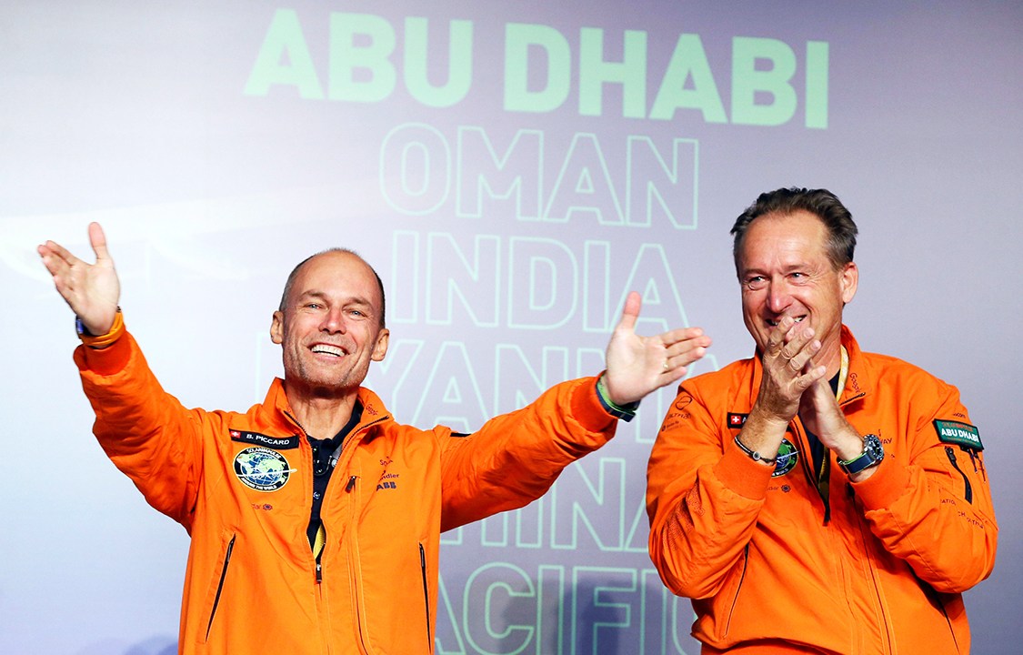 Os pilotos Andre Borschberg e Bertrand Piccard , durante coletiva de imprensa, em Abu Dhabi, após o avião 'Solar Impulse 2', o primeiro avião sem combustível, pousar sem incidentes - 26/07/2016